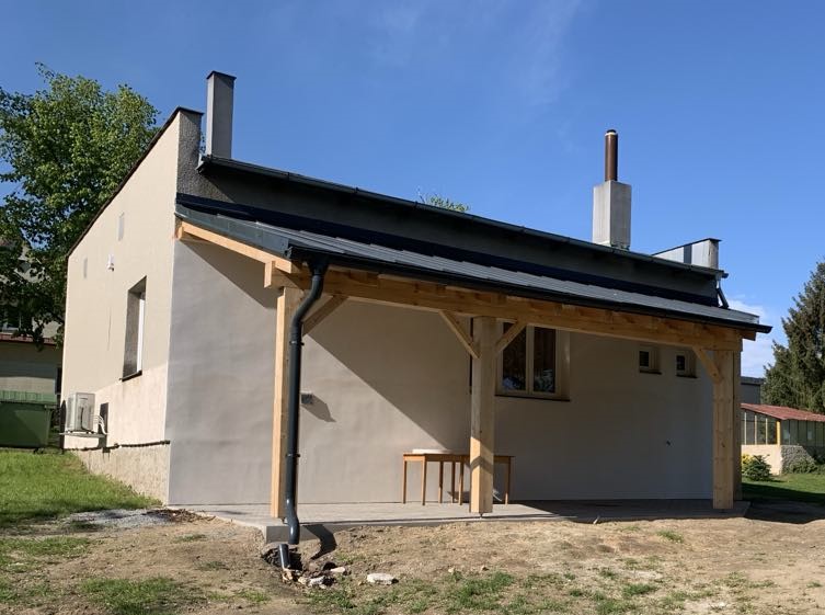 Realizace venkovního sezení včetně přístřešku u obecní budovy v obci Horka u Bakova nad Jizerou